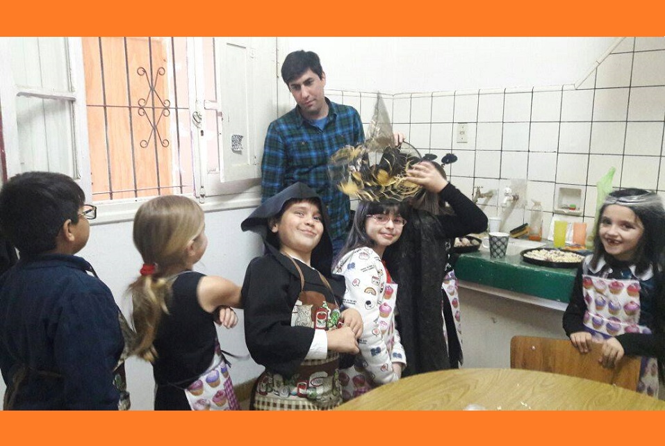 Nuestros alumnos en Halloween con nuestro profe Cristian.